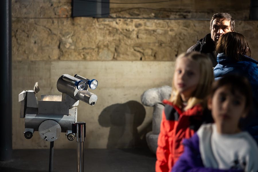 Vodstvo po razstavi Zverinice v slikah in lutkah